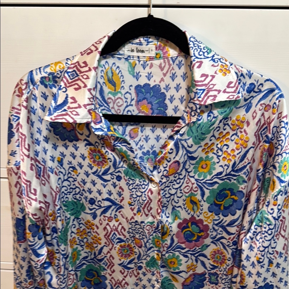 Colorful Floral Button-Up Blouse - Picture 3 of 4